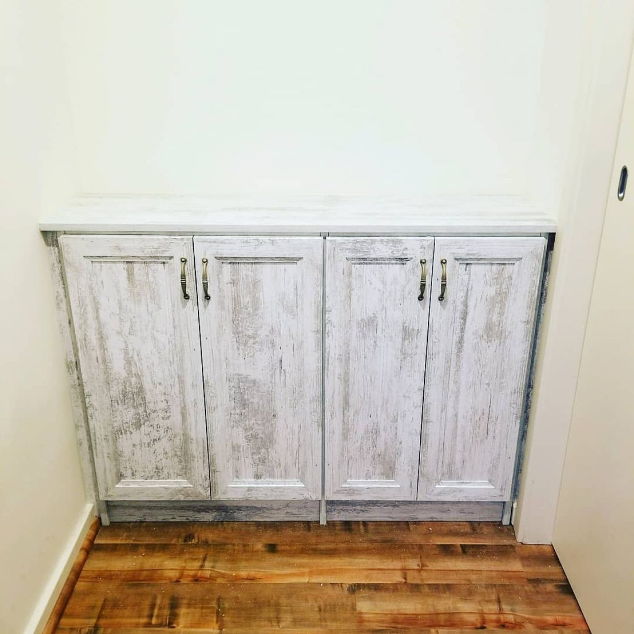 Alcove base cabinet