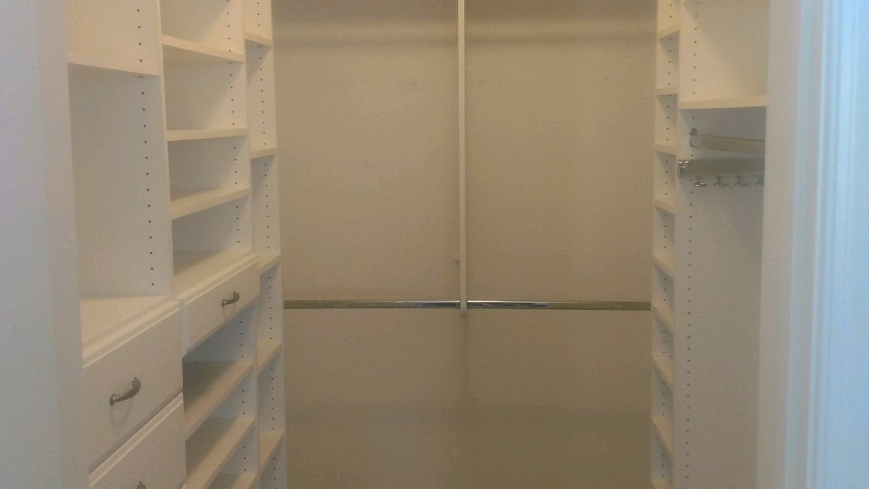 Mater Walk-In Closet