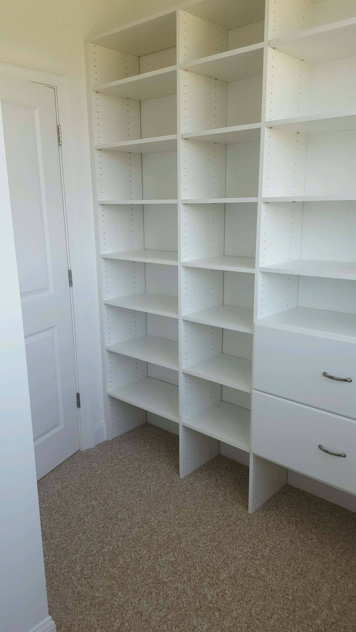 White closet with Floor mount