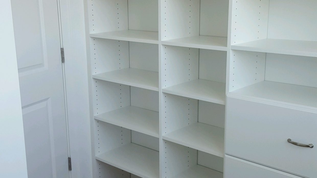 White closet with Floor mount