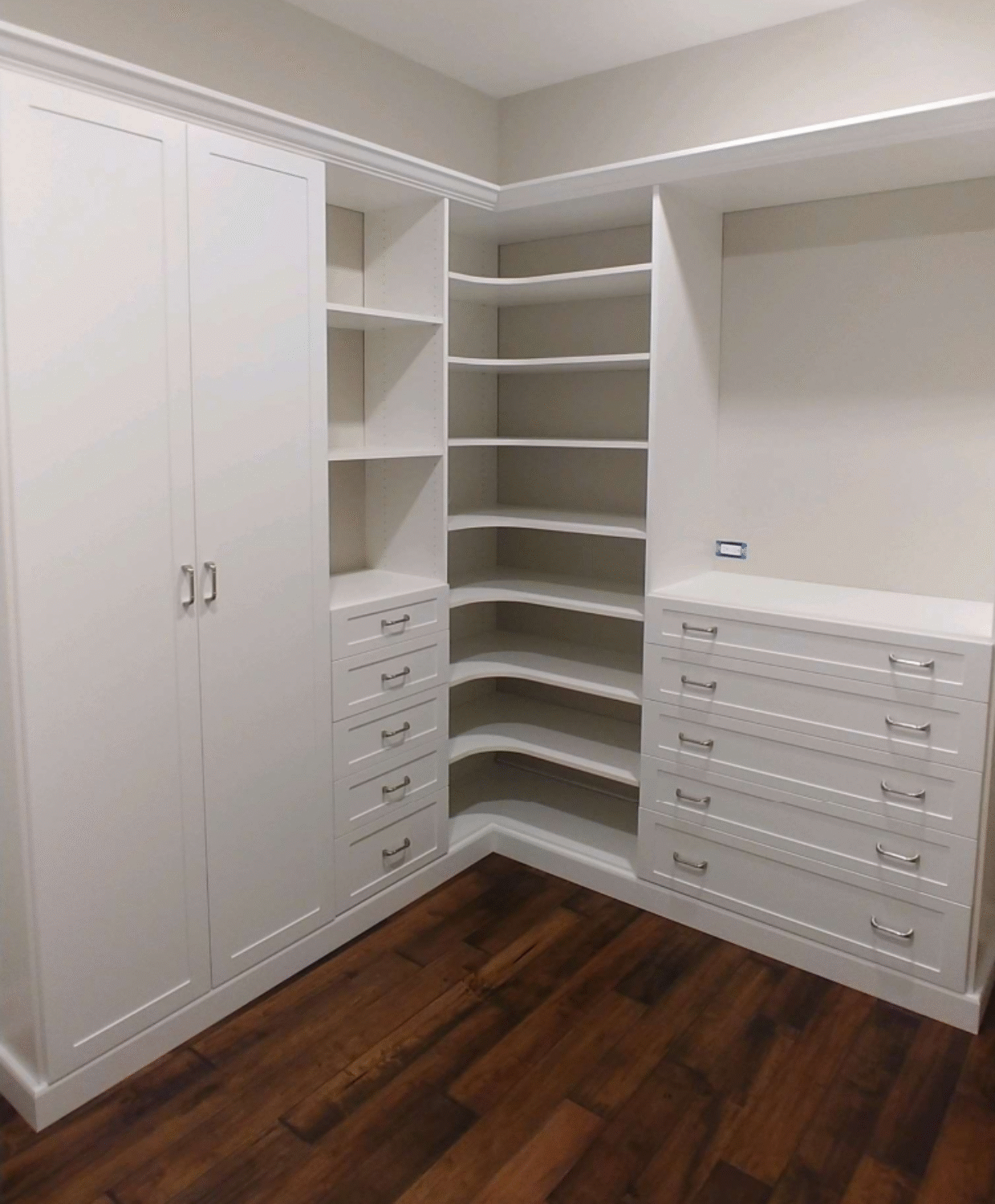 White Shaker Cornice – Walk-In