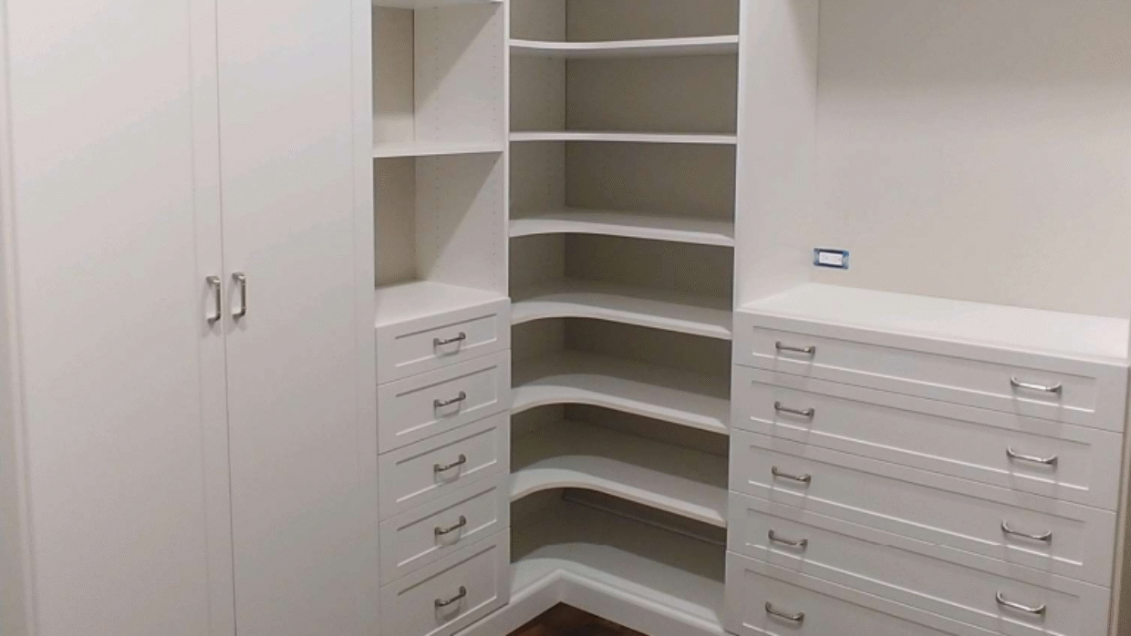 White Shaker Cornice – Walk-In